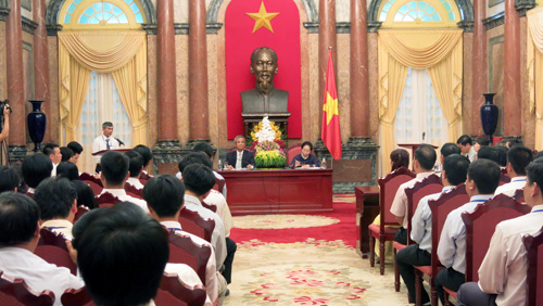 Recibe vicepresidenta vietnamita a participantes sobresalientes del IX Congreso de Emulación Laboral